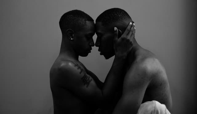 Cum construiești intimitate în cupluri LGBTIQ+ în România