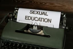 Cum reacționează psihologic românii la educația sexuală #departe