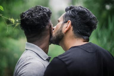 Consimțământ în relațiile LGBTQ+: particularități esențiale