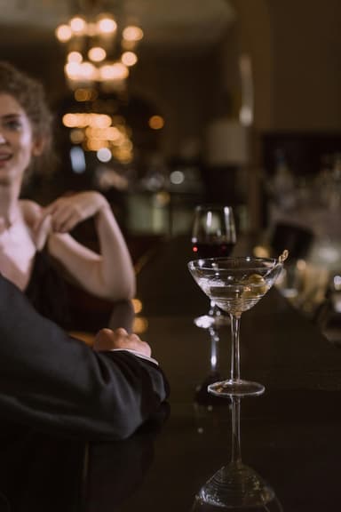De ce nu mai flirtăm? Ne e rușine sau lene?