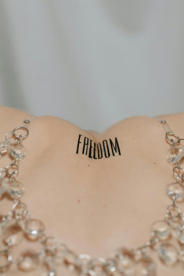 Tatuaje, piercinguri și alte forme de libertate estetică