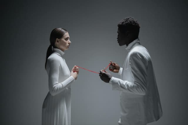 Cum să ai o relație echilibrată în condițiile societății românești