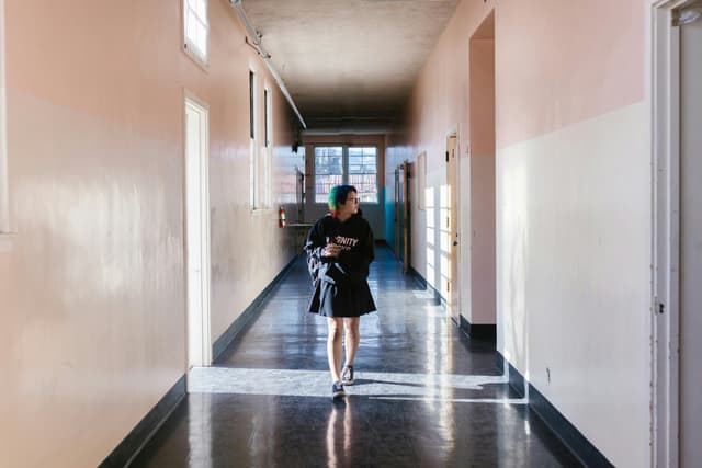 Ce spun tinerii români despre educația sexuală din liceele de azi