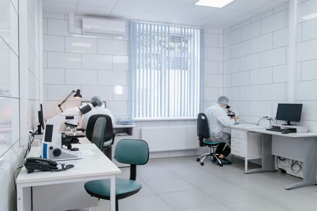 Educație sexuală oficială vs realitatea de cabinet medical