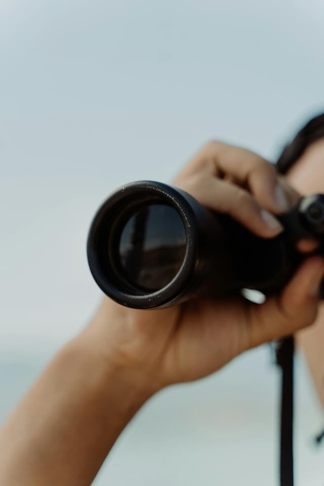 Despre voyeurism: curiozitate sau deviere?